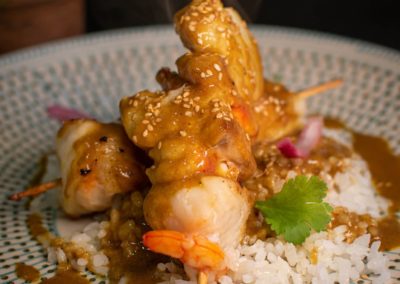 Brocheta de rape y gambón al curry con arroz